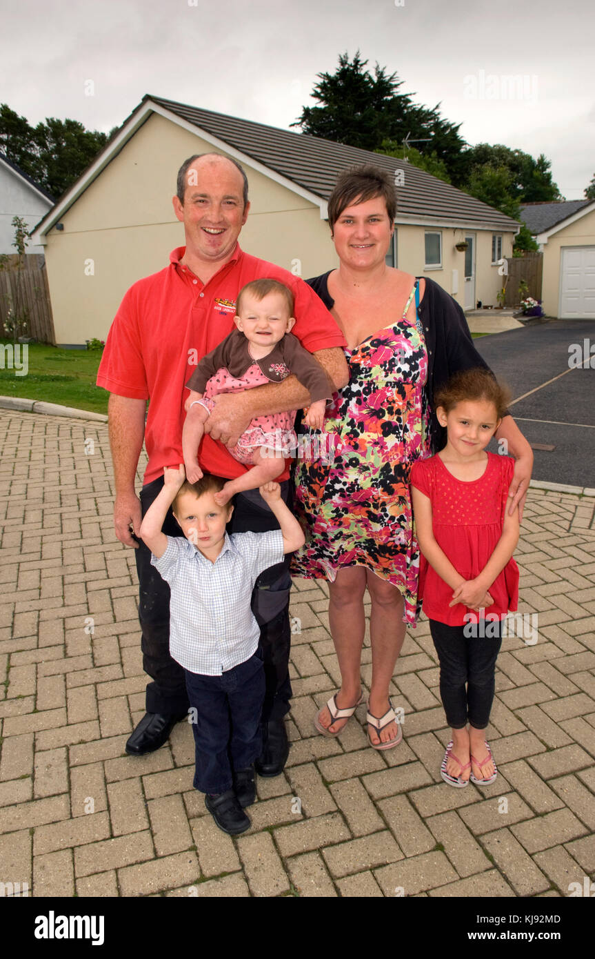 Comité permanent de la famille avant de leur accueil Banque D'Images