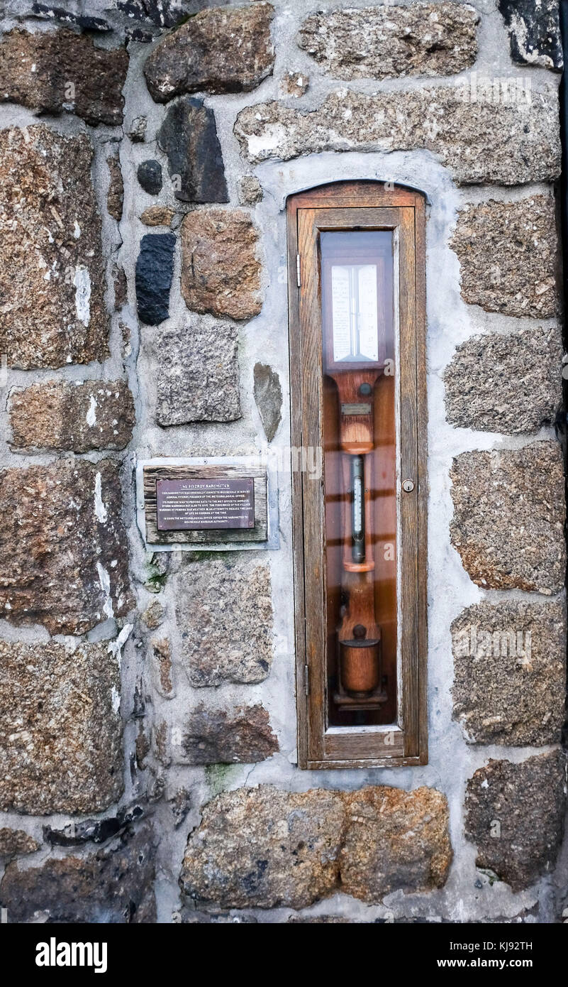 Le petit village de pêcheurs et le port de Mousehole sur la côte de Cornouailles Royaume-Uni - le baromètre Fitzroy qui est cimenté dans le mur de la Ship Inn photo Banque D'Images