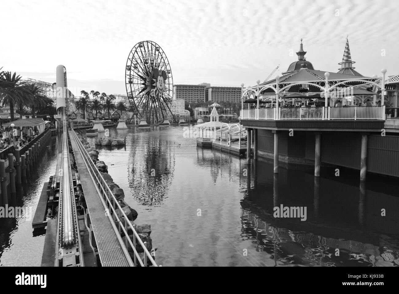 Lancement de montagnes russes à Disneyland Banque D'Images