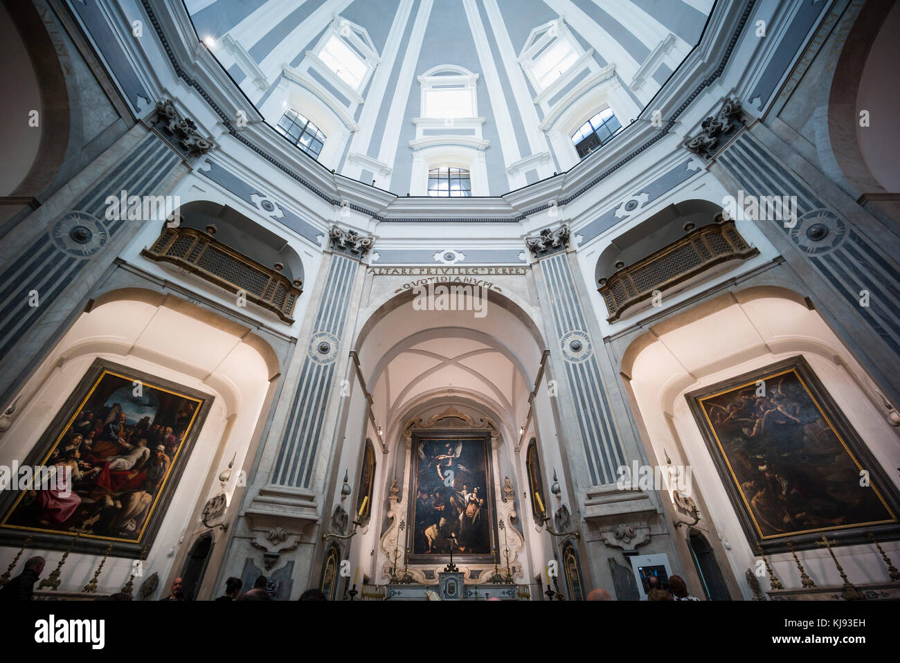 Naples. L'Italie. Intérieur de l'église de Pio Monte della Misericordia, du Caravage et les sept oeuvres de miséricorde au-dessus de l'autel. Banque D'Images