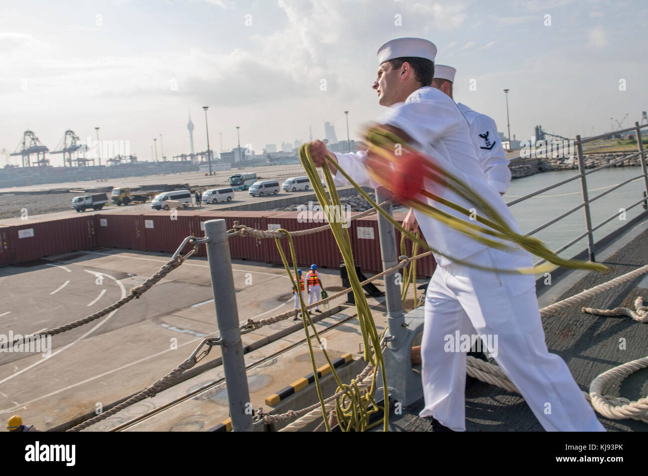 171028-N-VR594-0150 Colombo, Sri Lanka (oct. 28, 2017) Maître de Manœuvre Luc Marin, Lopezyocius de Bayville, N.J., jette à l'embarcadère de la ligne d'attrape comme la classe Ticonderoga croiseur lance-missiles USS Princeton (CG 59) tire à Colombo, Sri Lanka, pour une visite du port. Princeton est une partie du groupe aéronaval Nimitz en fonction d'un programme de déploiement de la 7e flotte zone de responsabilité à l'appui d'opérations de sécurité maritime et les efforts de coopération en matière de sécurité dans le théâtre. (U.S. Photo par marine Spécialiste de la communication de masse de la classe 3ème J. Kelsey Hockenberger/libérés) Banque D'Images