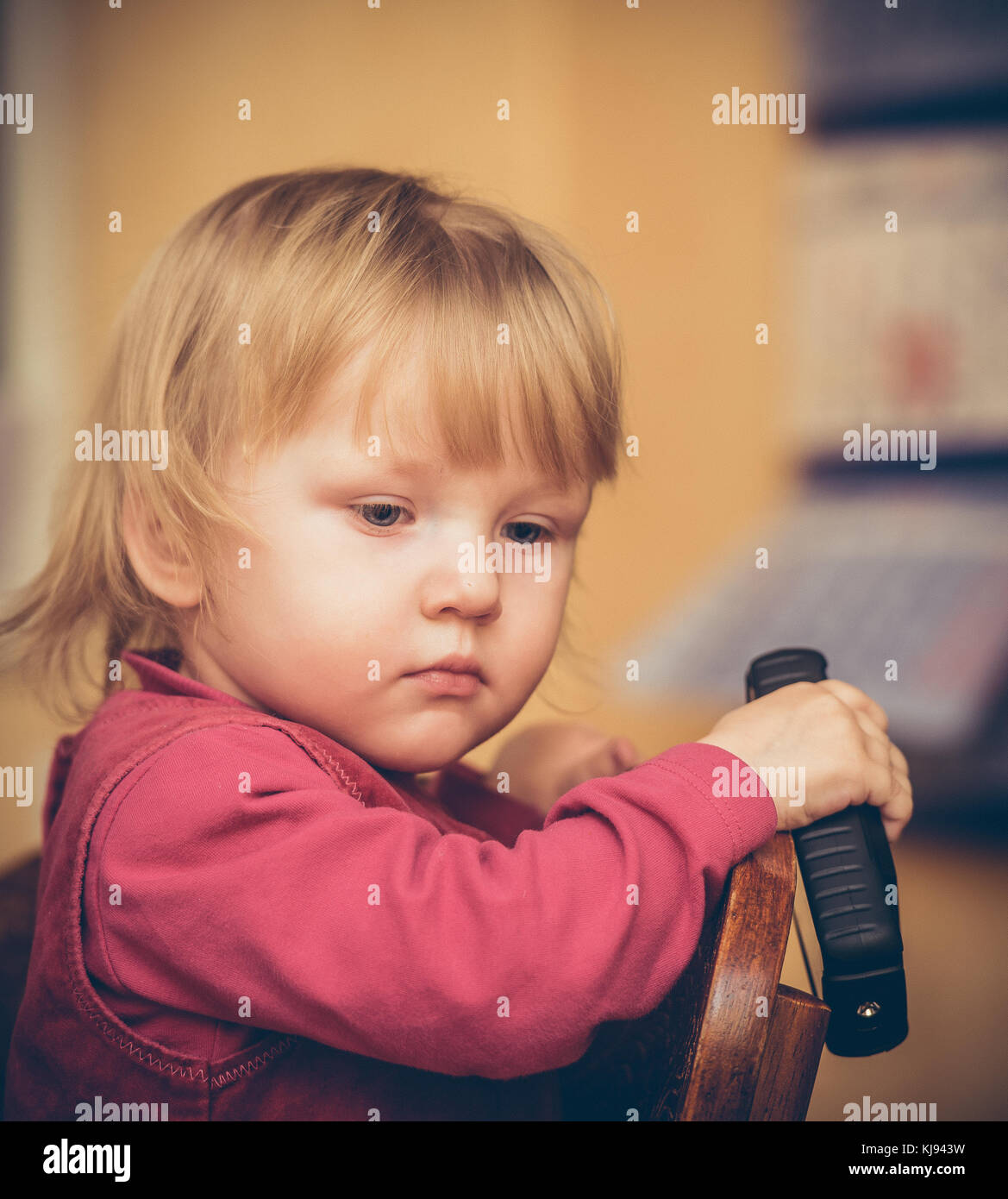 Petite fille dans une robe rouge à parler au téléphone Banque D'Images