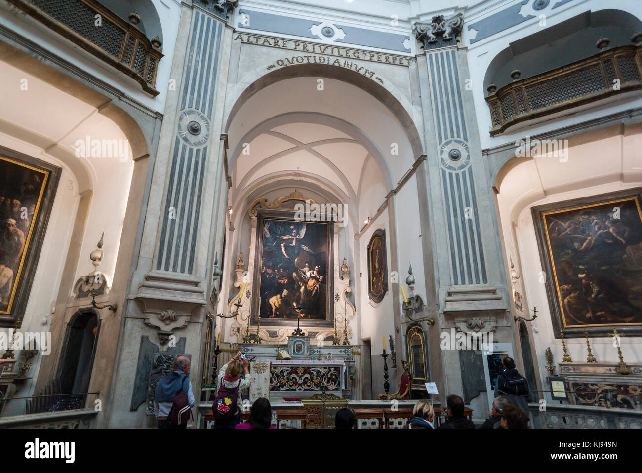 Naples. L'Italie. Intérieur de l'église de Pio Monte della Misericordia, du Caravage et les sept oeuvres de miséricorde au-dessus de l'autel. Banque D'Images