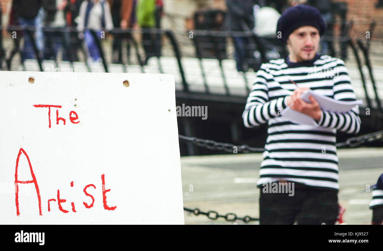 Artiste de rue habillés comme artiste dans un béret. Banque D'Images