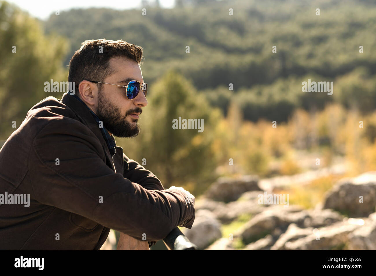 Homme Barbu Avec Des Lunettes Appuye Sur Une Balustrade A La Campagne Bouquins Sur Copyspace Dans En Plein Air Libre De Droit Photo Stock Alamy