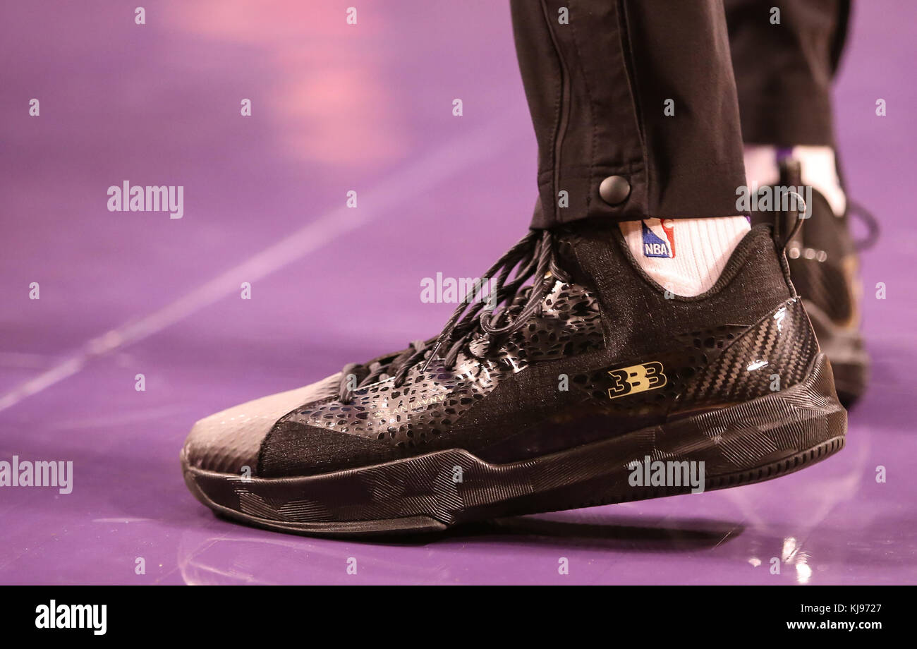 Los Angeles, CA, USA. 21 Nov, 2017. Balle Lonzo CHAUSSURES BBB pour les Chicago Bulls vs Los Angeles Lakers au Staples Center le 21 novembre 2017. (Photo par Jevone Moore/Cal Sport Media Network Television (veuillez contacter votre représentant des ventes pour l'utilisation de la télévision. Credit : csm/Alamy Live News Banque D'Images