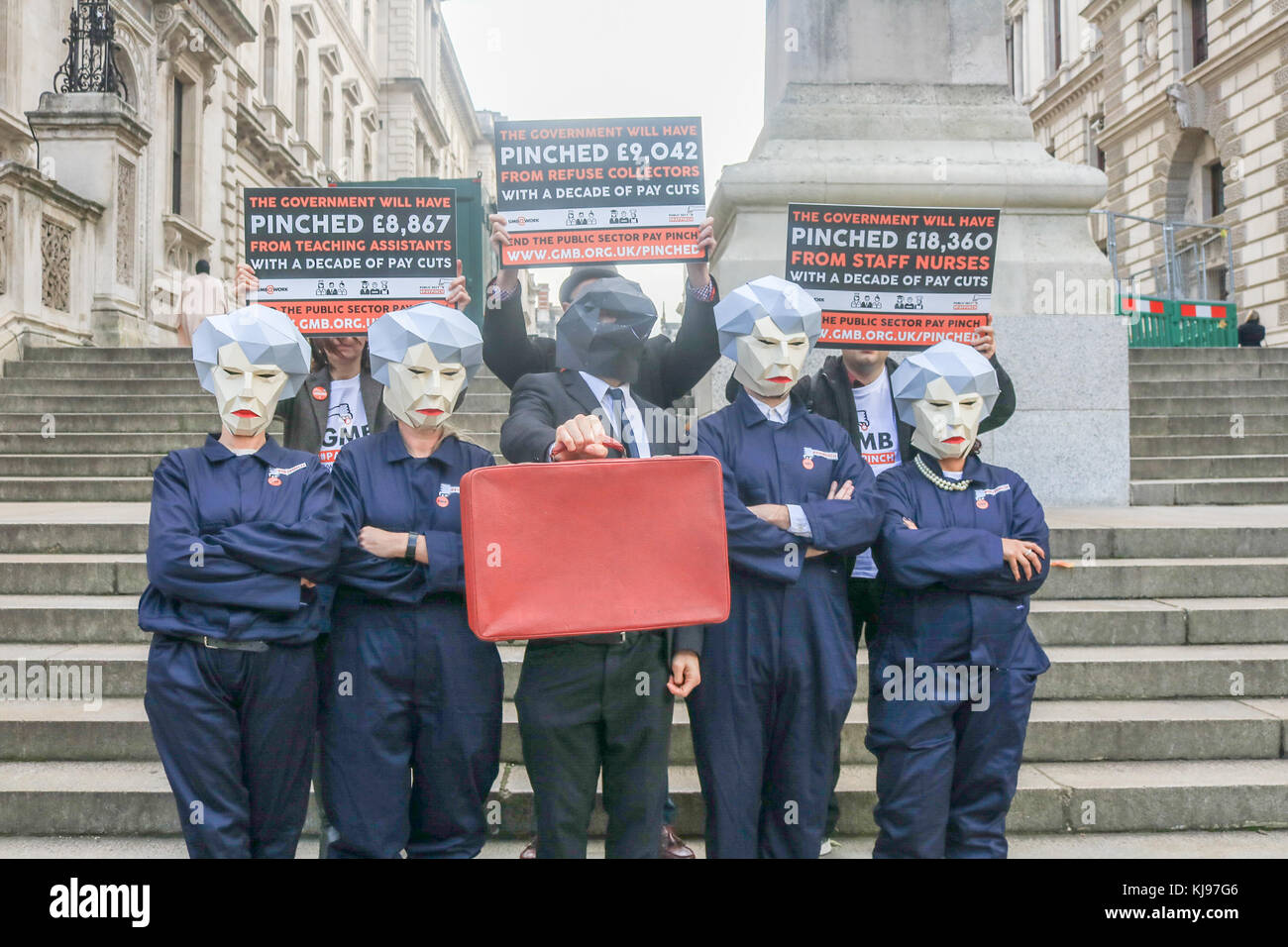 Londres, Royaume-Uni. 22 nov, 2017 Les membres du syndicat GMB. habillé en 'theresa peut' maybot mèmes protester contre l'austérité et les coupes dans le secteur public en tant que chancelière, Philip Hammond se prépare à livrer son budget au Parlement Crédit : amer ghazzal/Alamy live news Banque D'Images