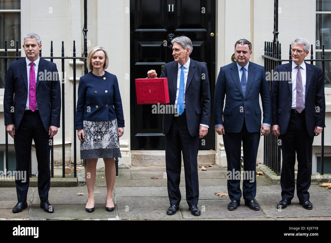 Londres, Royaume-Uni. 22 novembre, 2017. Philip hammond mp, chancelier de l'échiquier, détient le cas rouge avant de quitter le 11 Downing Street pour faire son annonce dans le budget à la Chambre des communes. également présentes (l à r) : Stephen Barclay (secrétaire économique au trésor), Elizabeth truss (secrétaire principal au conseil du trésor), Mel (stride Financial Secretary au Trésor) et Andrew Jones (secrétaire de l'échiquier au conseil du trésor). Credit : mark kerrison/Alamy live news Banque D'Images