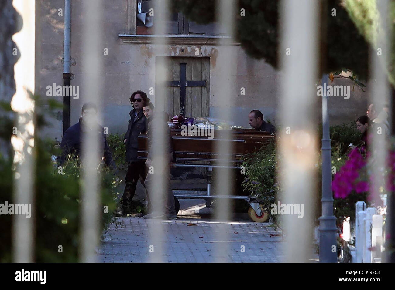 Corleone, Italie. 22 novembre, 2017. Corleone, un enterrement de Salvatore riina connu comme 'toto riina, le chef de la coupole, à Corleone. Dans la photo l'arrivée du cadavre du cadavre. 22/11/2017, Corleone, italie : crédit photo indépendant srl/Alamy live news Banque D'Images