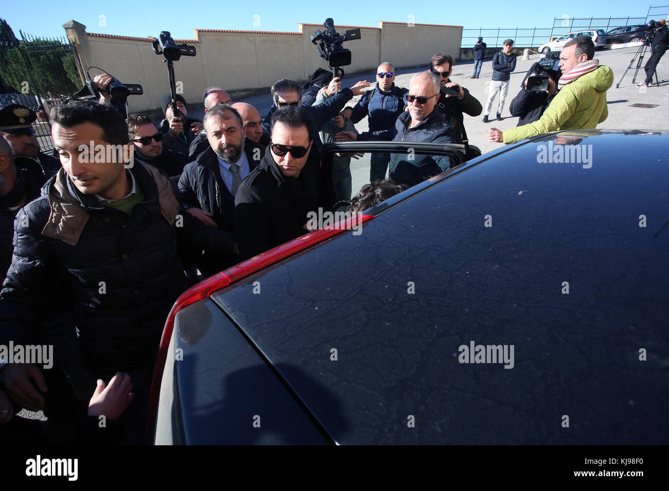 Corleone, Italie. 22 novembre, 2017. Corleone, un enterrement de Salvatore riina connu comme 'toto riina, le chef de la coupole, à Corleone. sur la photo la sortie du cimetière de la famille de 'toto riina. 22/11/2017, Corleone, italie : crédit photo indépendant srl/Alamy live news Banque D'Images