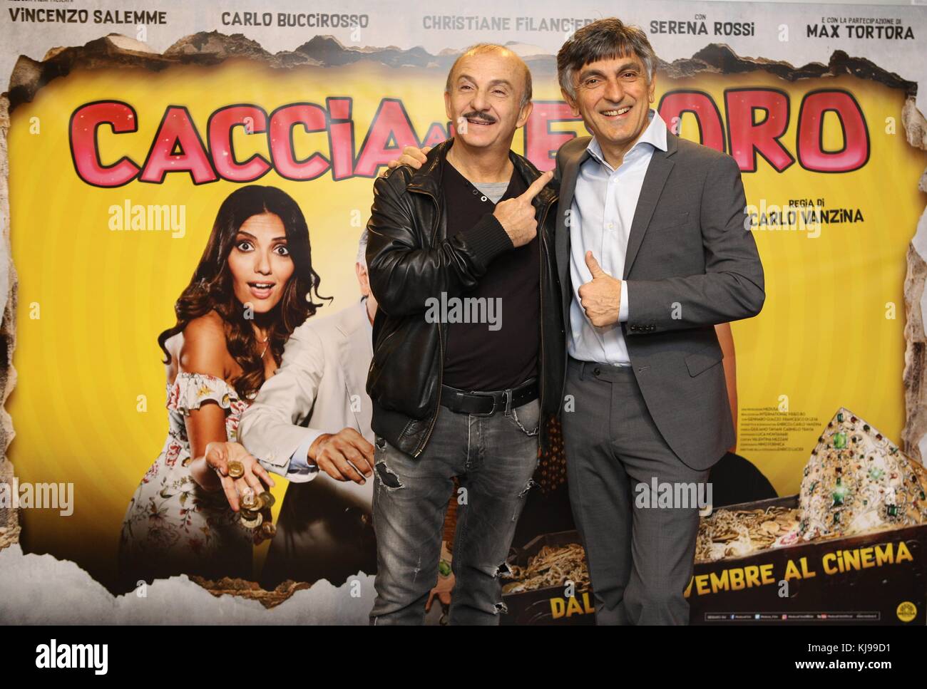 Local Caption Napoli Presentation A La Presse De La Chasse Au Tresor Film Dans La Photo Carlo Buccirosso Vincenzo Salemme Photo Stock Alamy