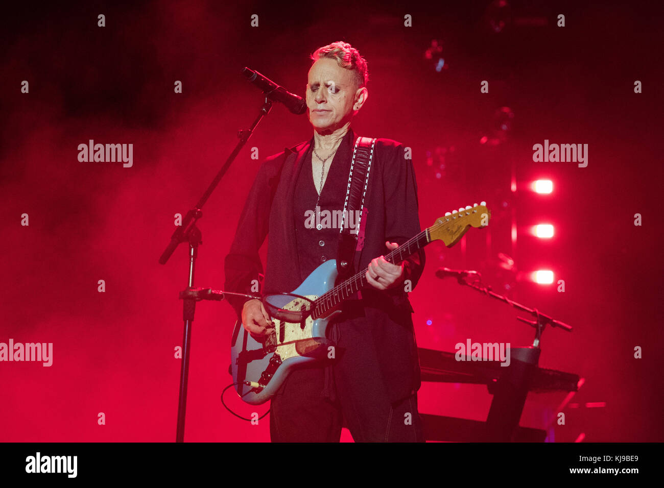 Londres, Royaume-Uni. 22 Nov, 2017. Martin Gore de Depeche Mode fonctionne à l'O2 Arena de Londres, Angleterre. Crédit : Jason Richardson/Alamy Live News Banque D'Images