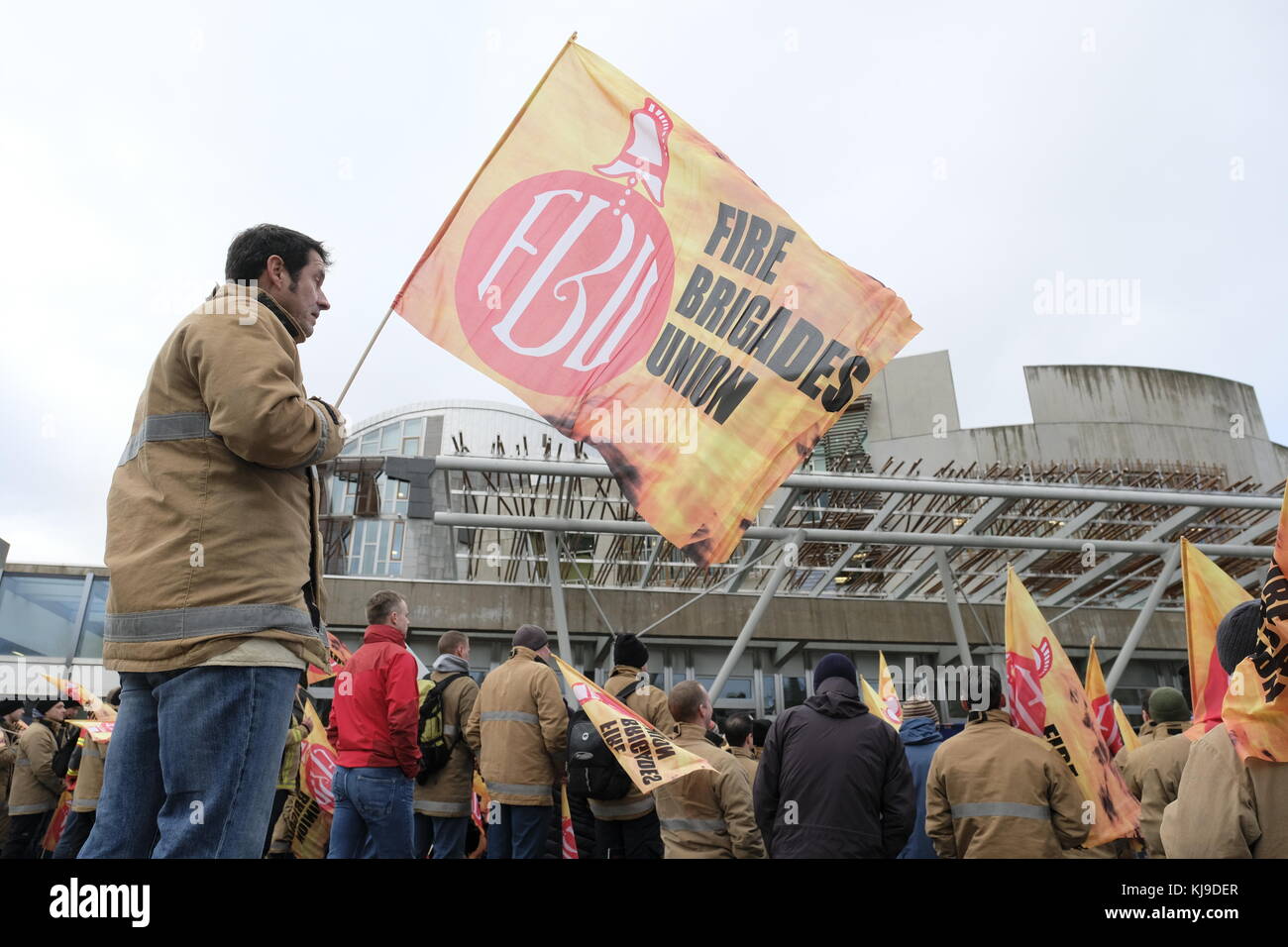 Edinburgh, Royaume-Uni. 23 novembre 2017. Le chef travailliste écossais Richard Leonard s'adresse aux membres du Syndicat des brigades de pompiers en dehors du Parlement écossais à Holyrood à Édimbourg. Le syndicat protestait contre les réductions d'emplois et les conditions. Crédit : Iain Masterton/Alay Live News Banque D'Images