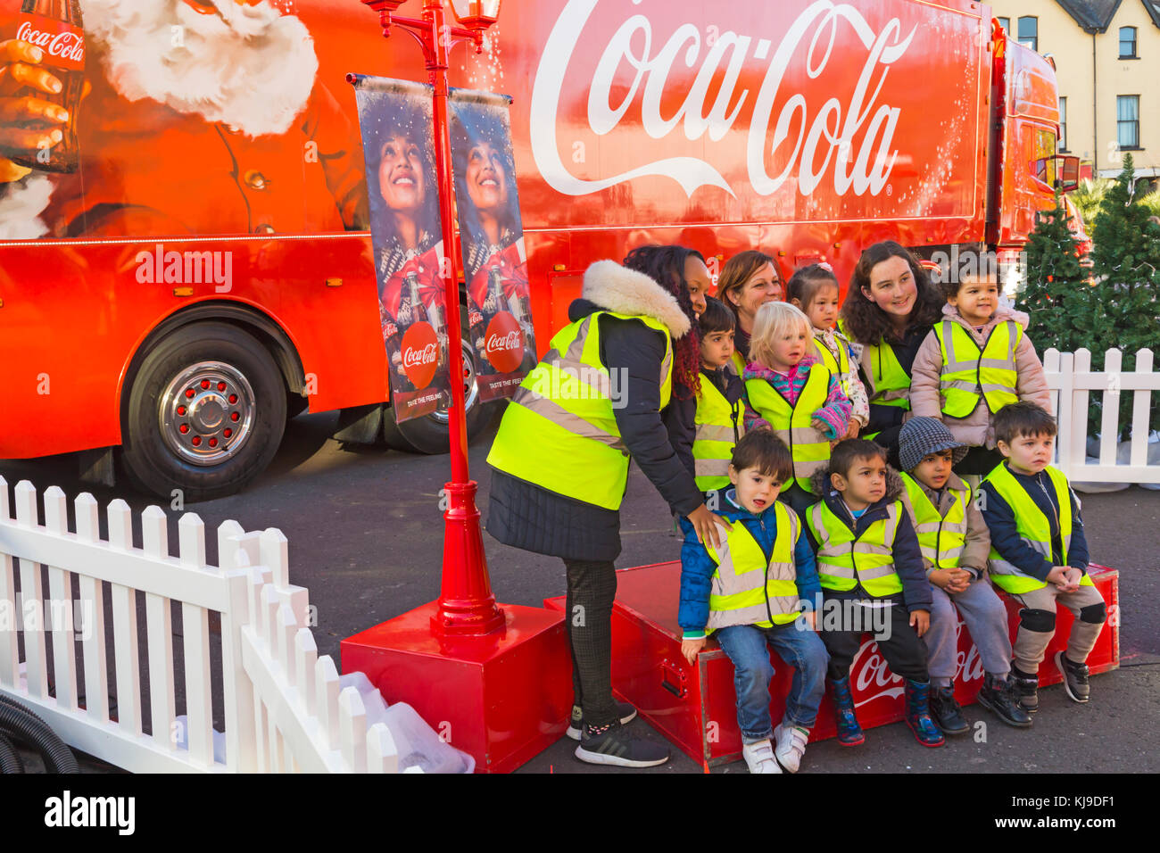 Bournemouth, Dorset, Royaume-Uni. 23 novembre 2017. Le camion Coca Cola de Noël arrive au Triangle de Bournemouth, dans le cadre de ses vacances sont à venir campagne de Noël festive visite des endroits dans le pays. Les jeunes enfants portant des gilets de salut ont une photo de groupe en face du camion crédit: Carolyn Jenkins/Alay Live News Banque D'Images