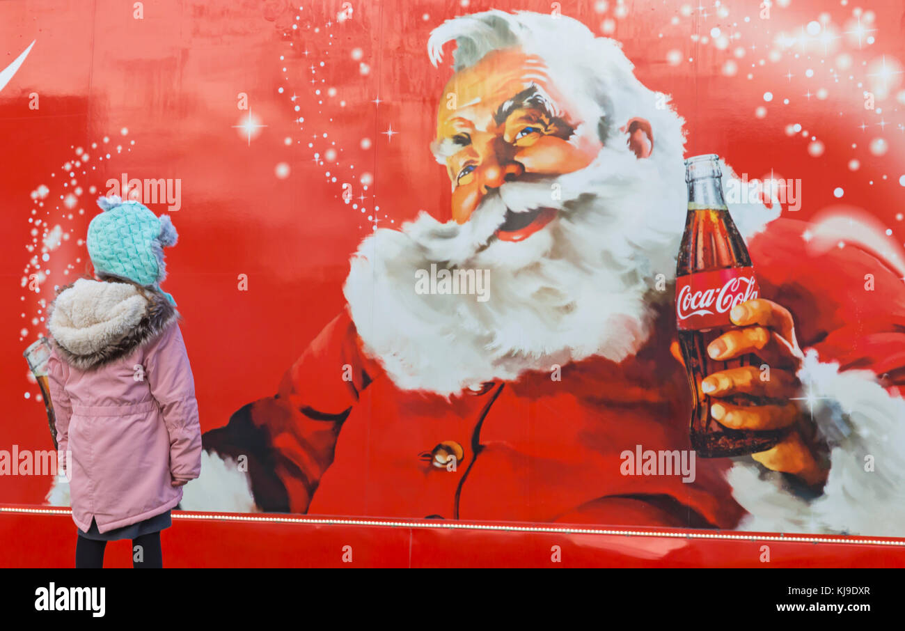 Bournemouth, Dorset, Royaume-Uni. 23 novembre 2017. Le camion Coca Cola de Noël arrive au Triangle de Bournemouth, dans le cadre de ses vacances sont à venir campagne de Noël festive visite des endroits dans le pays. Les enfants apprécient de prendre leurs photos par le camion. Crédit : Carolyn Jenkins/Alay Live News Banque D'Images