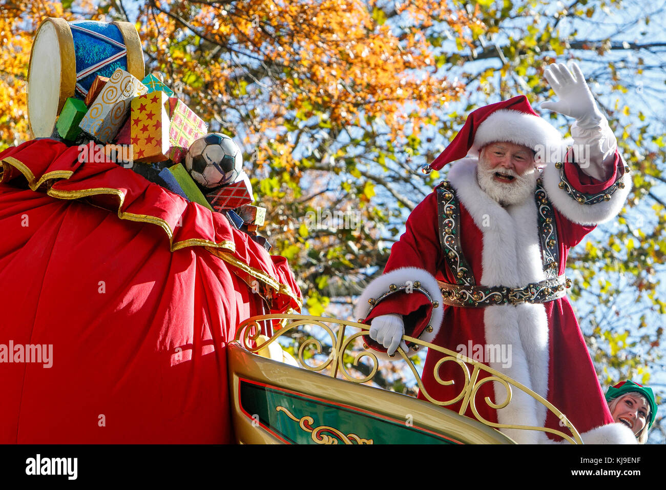 New York, USA. 23 novembre, 2017. Santa est traditionnellement la dernière circonscription de flottement la parade de Thanksgiving. Credit : Roman Tiraspolsky/Alamy Live News Banque D'Images