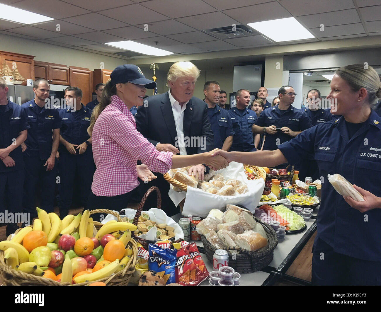 Riviera Beach, Floride, États-Unis. 23 novembre 2017. Le président américain Donald Trump et la première dame Melania Trump accueillent les gardes côtiers alors qu’ils servent le déjeuner le jour de Thanksgiving lors d’une visite à la station de la Garde côtière américaine Lake Worth Inlet le 23 novembre 2017 à Riviera Beach, en Floride. Crédit : Planetpix/Alamy Live News Banque D'Images