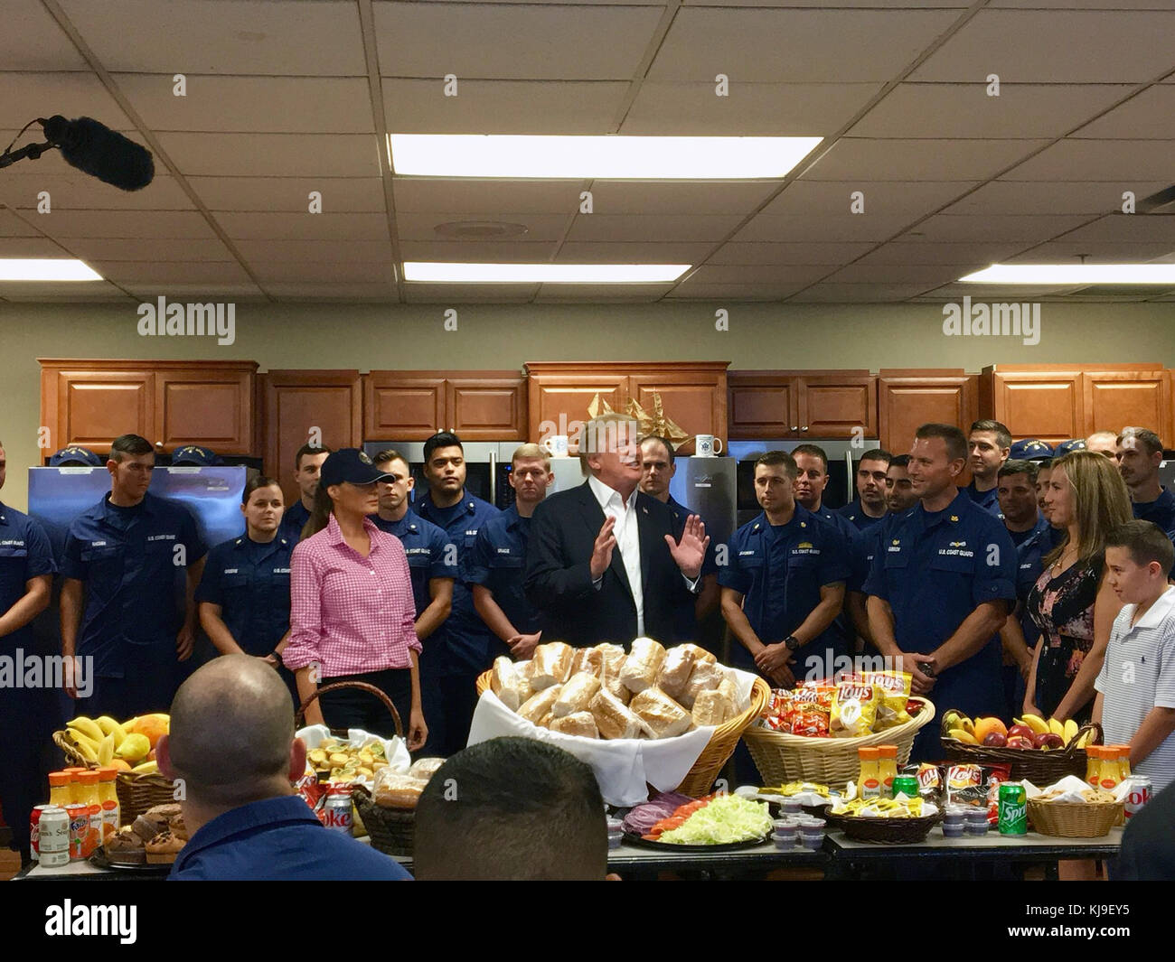 Riviera Beach, Floride, États-Unis. 23 novembre 2017. Le président américain Donald Trump s’adresse aux gardes-côtes alors que la première dame Melania Trump regarde lors d’une visite le jour de Thanksgiving à la station de la Garde côtière américaine Lake Worth Inlet le 23 novembre 2017 à Riviera Beach, en Floride. Crédit : Planetpix/Alamy Live News Banque D'Images