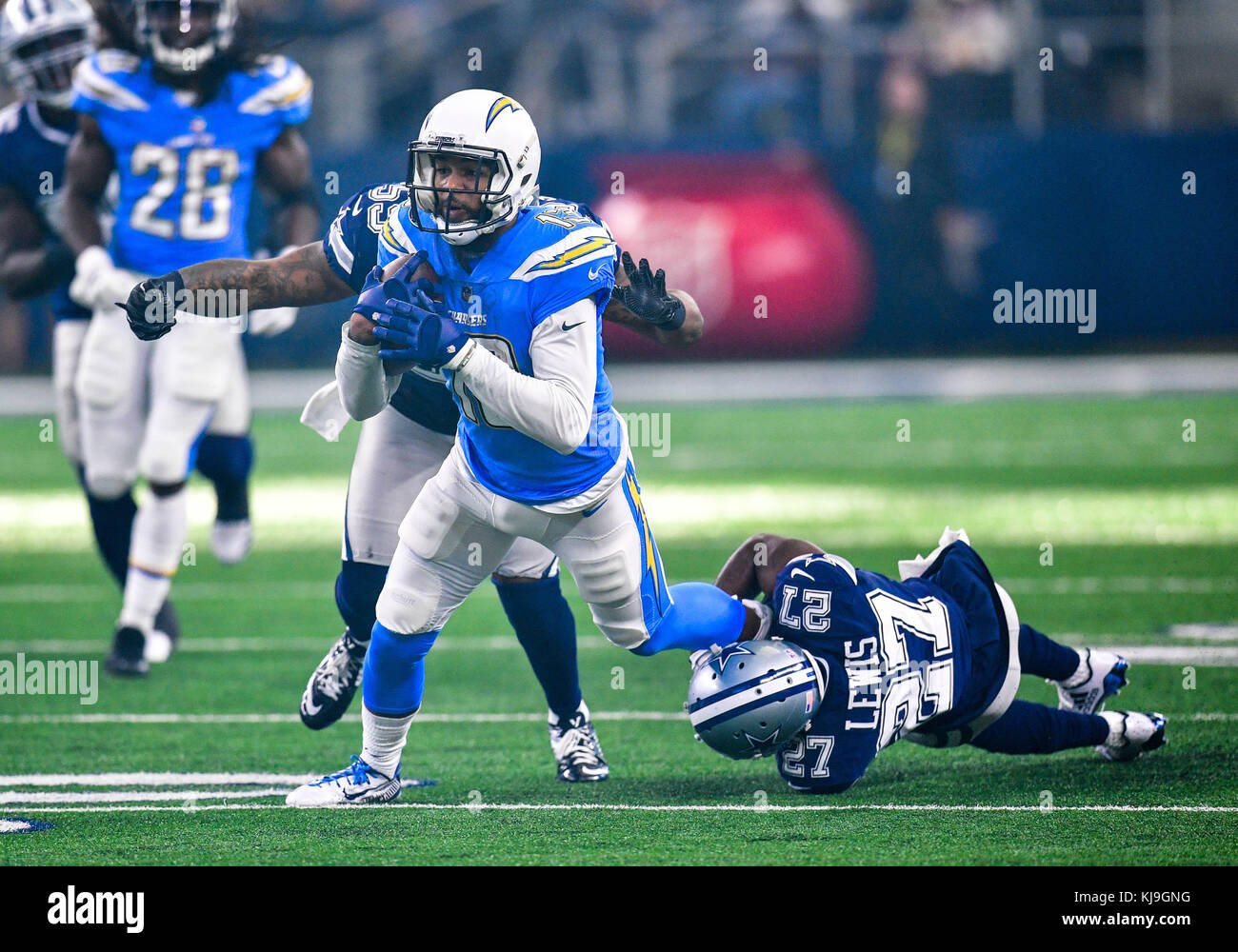 Arlington, Texas. 23 Nov, 2017. 23 novembre 2017 :.Los Angeles Chargers receveur Keenan Allen (13) attrape un col comme Dallas Cowboys Jourdan évoluait Lewis (27) et le secondeur Anthony Hitchens Dallas Cowboys (59) défend au cours d'un match de football américain NFL entre les chargeurs de Los Angeles et Dallas Cowboys à AT&T Stadium à Arlington, au Texas. Manny Flores/CSM Crédit : Cal Sport Media/Alamy Live News Banque D'Images