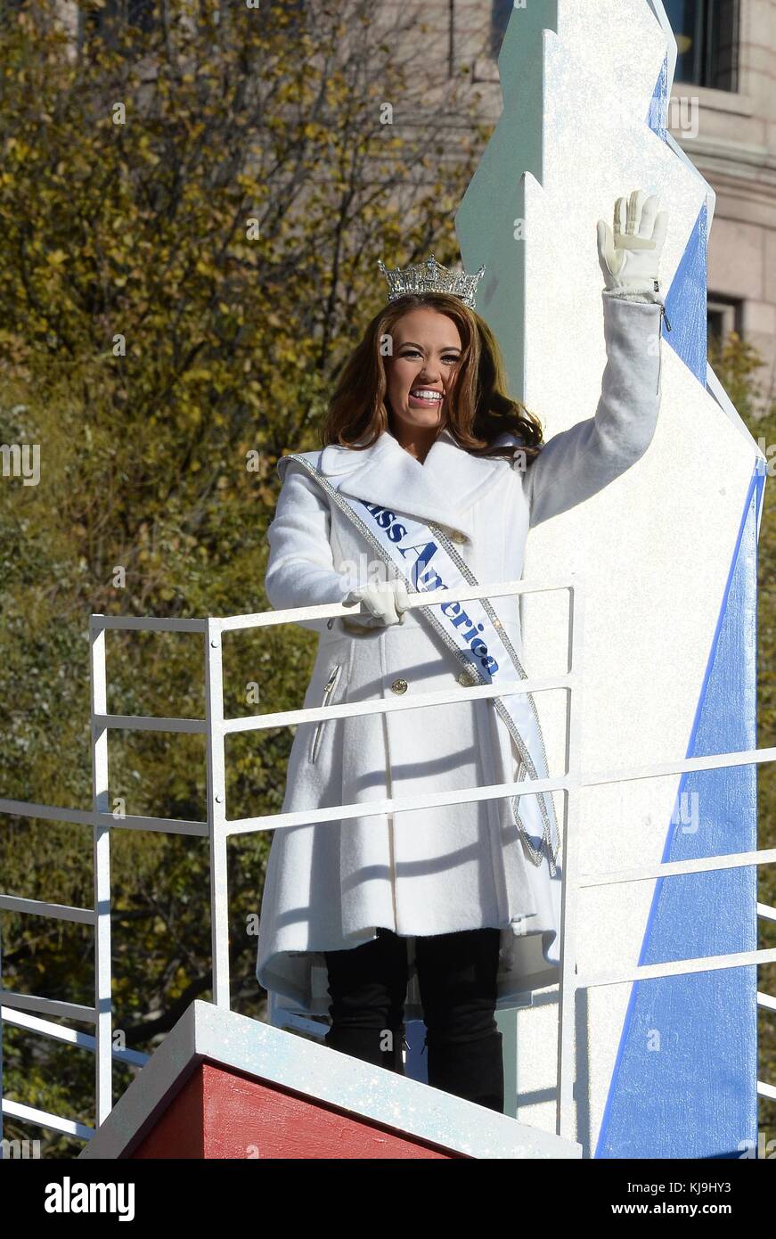 New York, NY, USA. 23 nov, 2017. cara mund dehors et environ pour Macy's Thanksgiving Day Parade, New York, NY 23 novembre, 2017. crédit : kristin callahan/everett collection/Alamy live news Banque D'Images