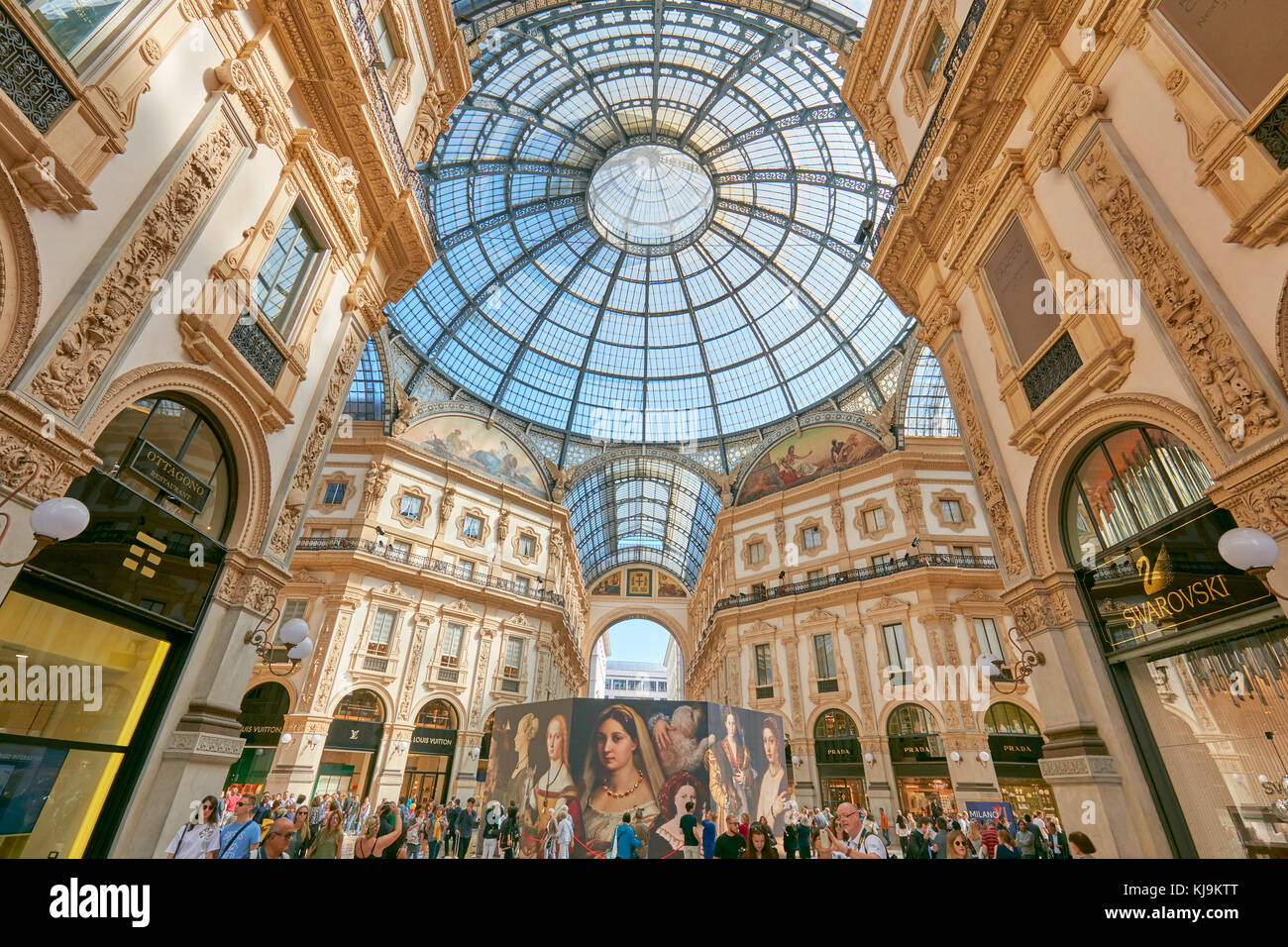 Galerie Vittorio Emanuele avec les gens de l'intérieur, les touristes et le salon de bijoux installation dans une journée ensoleillée à Milan Banque D'Images