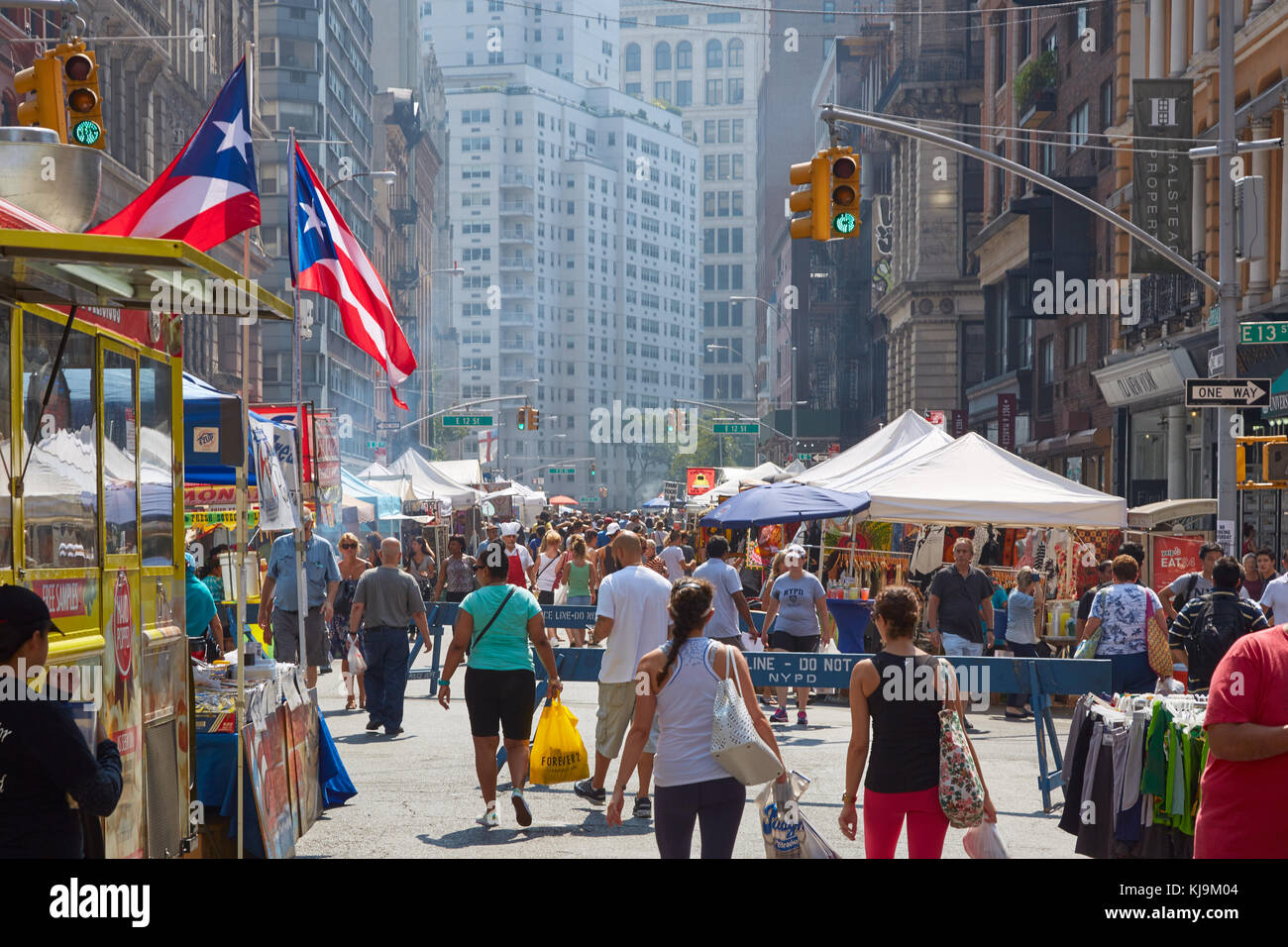 Union Square market avec des gens dans une journée ensoleillée à New York. Le marché a lieu quatre jours chaque semaine. Banque D'Images
