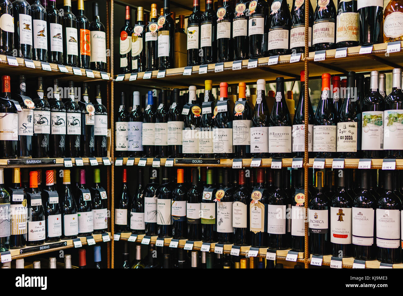 Lisbonne, Portugal - 12 août 2017 : red port des bouteilles de vin sur le stand de supermarché. Banque D'Images