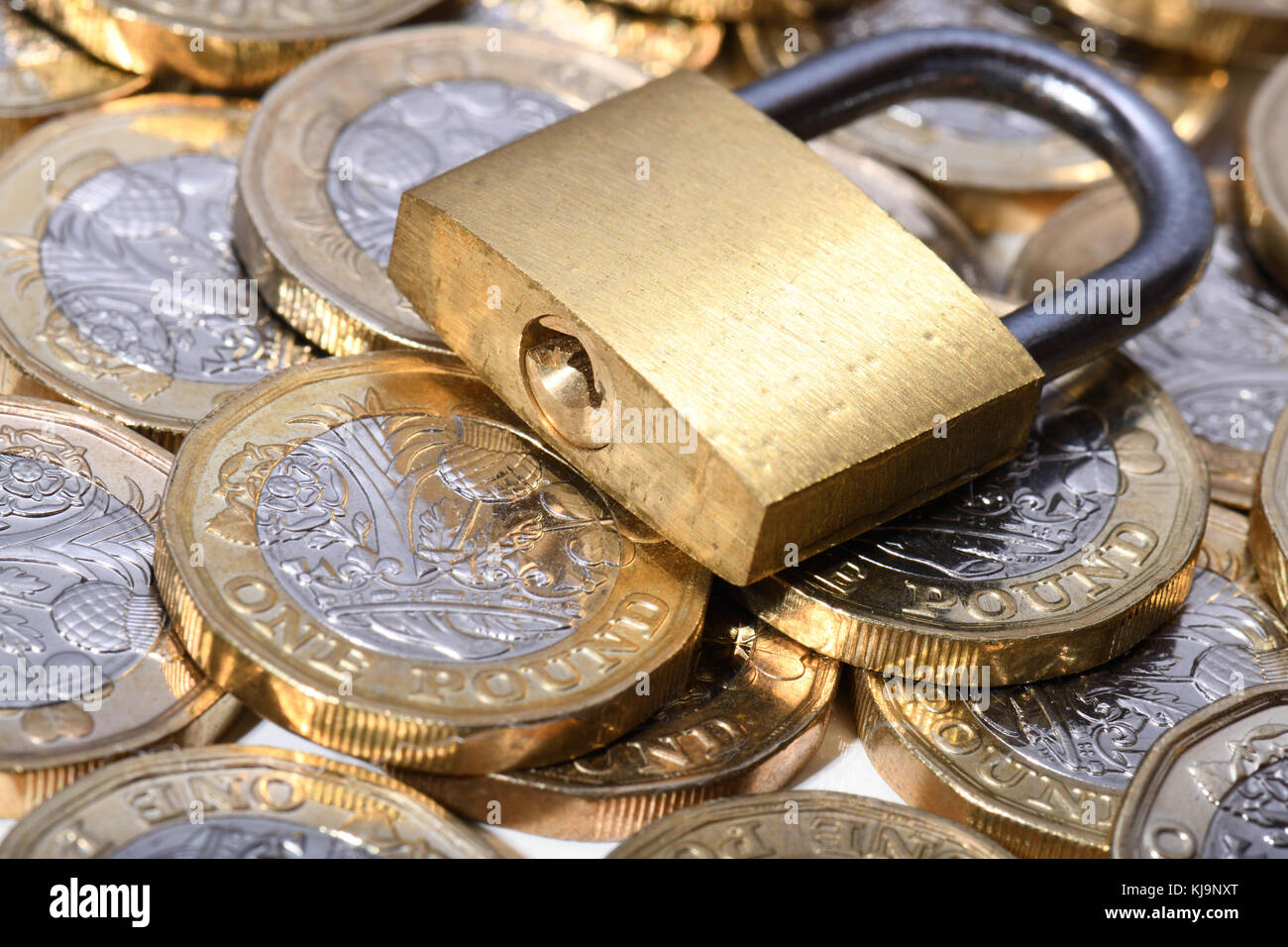 Cadenas fermé sur des pièces d'or Banque D'Images