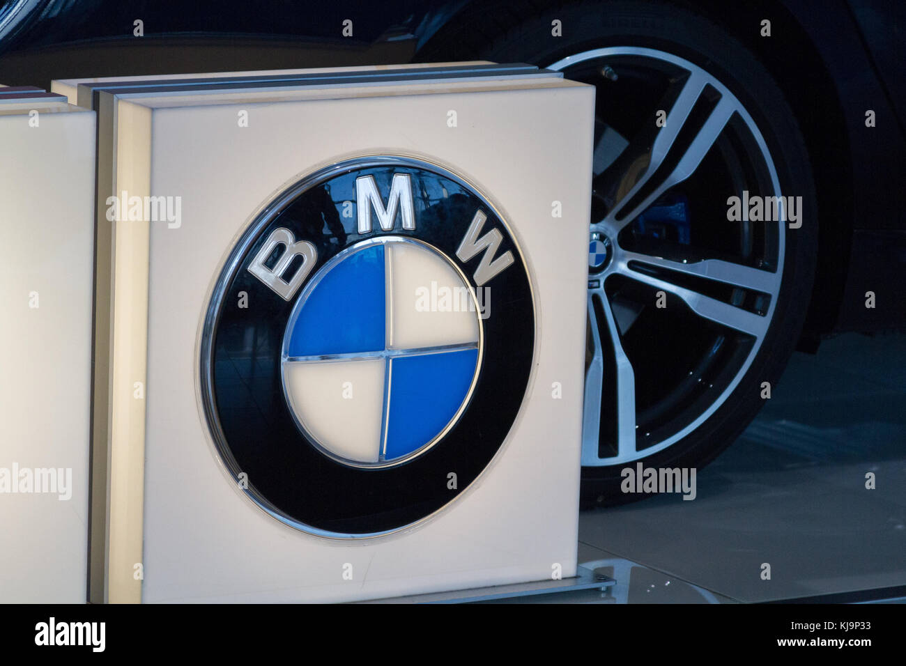 Un luxe voiture de sport BMW expose à l'aéroport de Bruxelles Zaventem en Belgique. Banque D'Images