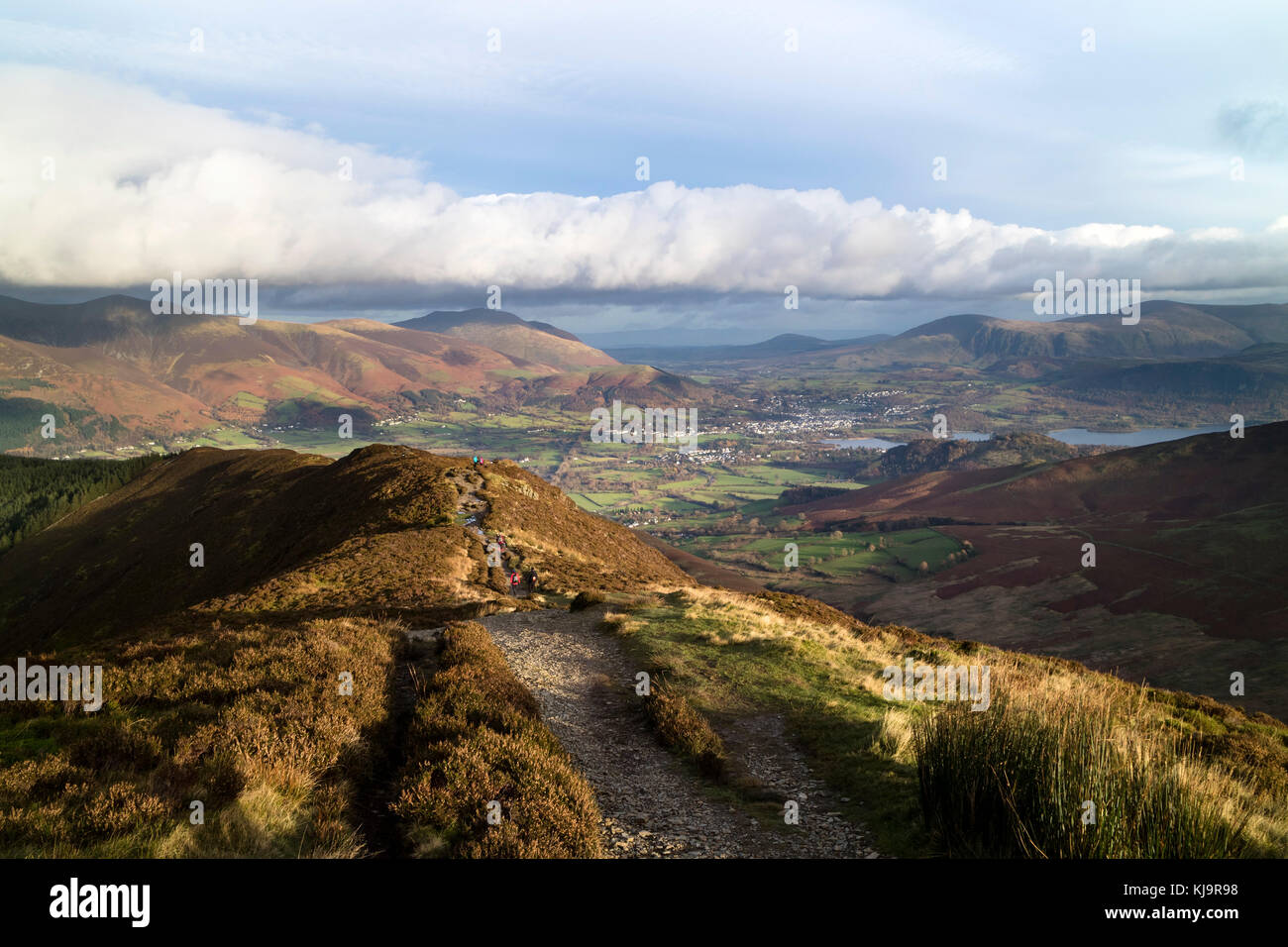 La giboulée Comment Chemin sur Grisedale Pike à Keswick et les collines de Blencathra Clough Head et au-delà, Lake District, Cumbria, Royaume-Uni Banque D'Images