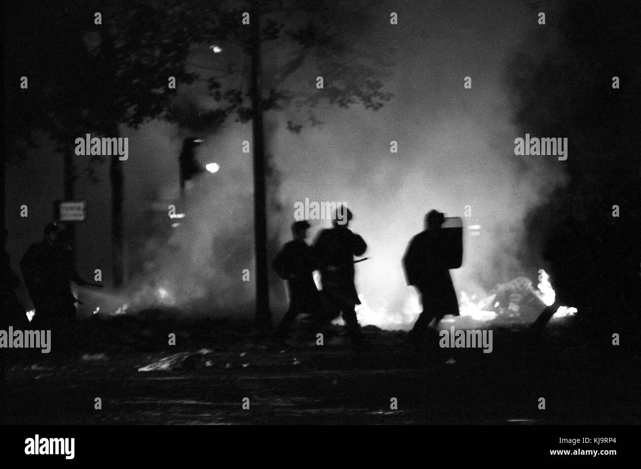 Philippe Gras / Le Pictorium - Mai 1968 - 1968 - France / Ile-de-France (région) / Paris - Les gendarmes en face d'une rue d'incendie. Banque D'Images