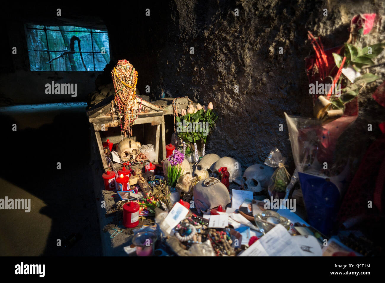 Naples. L'Italie. Cimetière Cimitero delle Fontanelle. Ornent les offres de l'un des crânes les plus populaires connu sous le nom de 'donna Concetta', le chef que sweats Banque D'Images