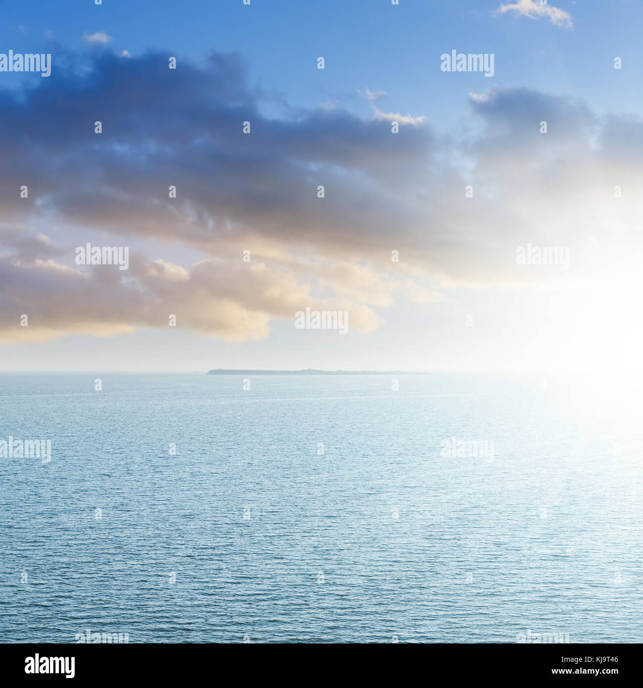 Vue aérienne de bleu de la mer et le coucher du soleil dans les nuages au-dessus de lui Banque D'Images