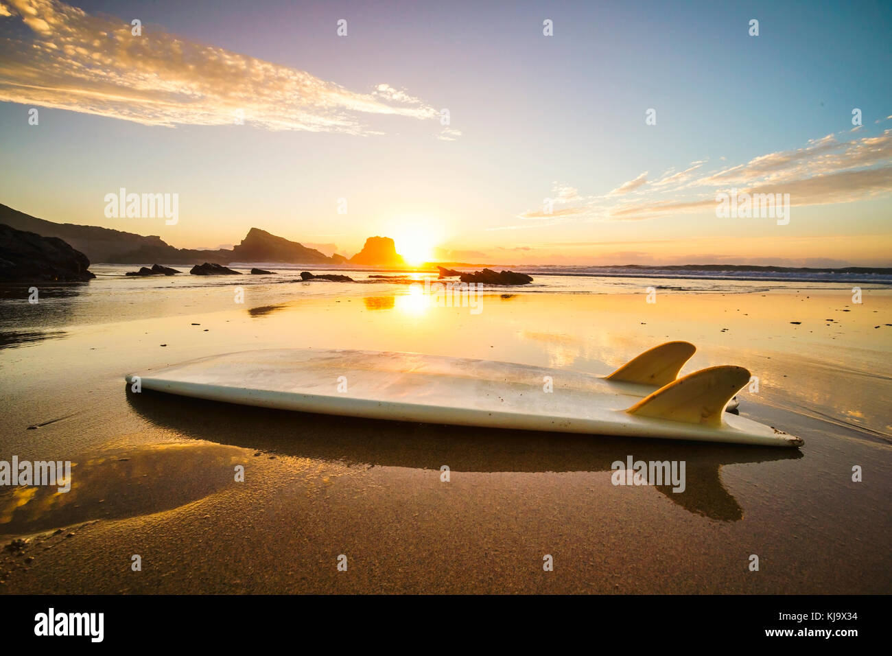 Silhouette d'un surf à la plage avec la réflexion Banque D'Images