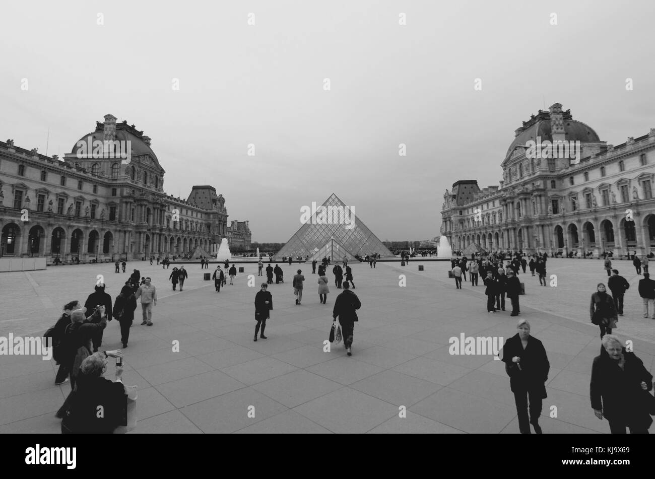 Louvre, Paris - 21 novembre 2008 - le Palais du Louvre, orienté vers l'ouest, traverse la Cour Napoléon et la Pyramide du Louvre Banque D'Images