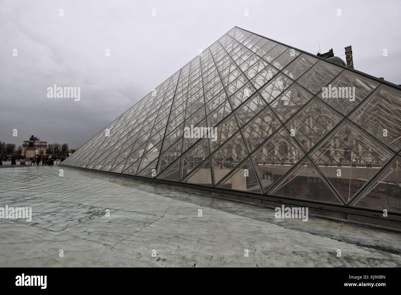 Louvre, Paris - 21 novembre 2008 - la pyramide de verre, entièrement construite avec des segments de verre et des poteaux métalliques, atteint une hauteur de 21,6 mètres Banque D'Images