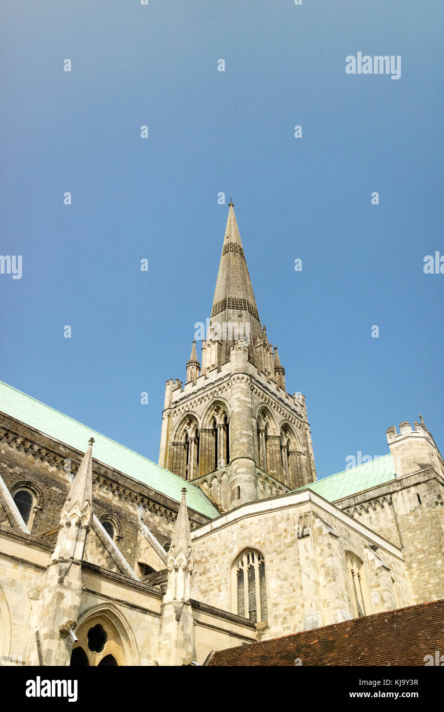 Vue à angle bas de la magnifique tour de flèche de la cathédrale de Chichester, Sussex, Angleterre Banque D'Images