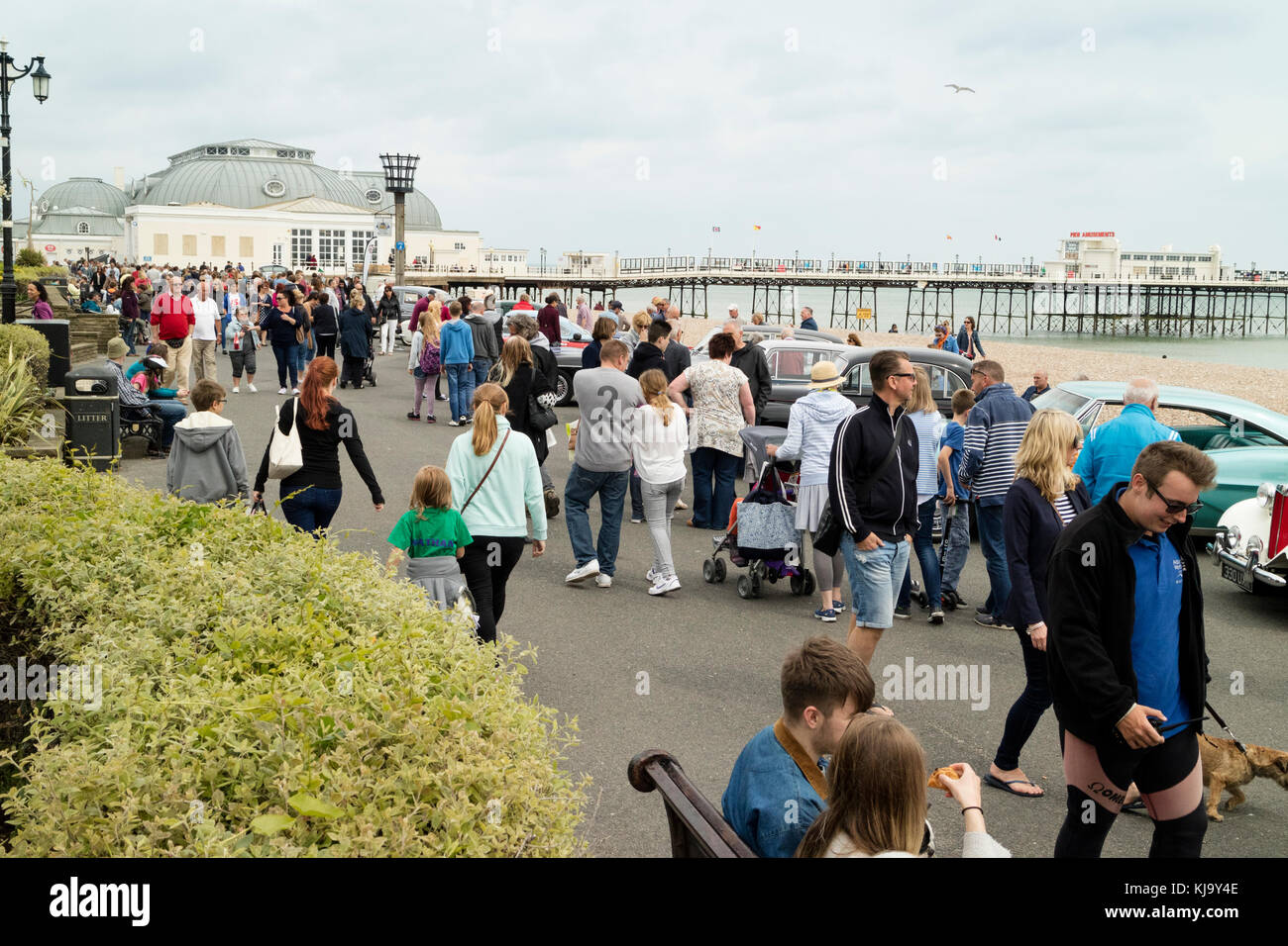 Les visiteurs et les populations locales apprécient une promenade le long du front de mer Worthing. Banque D'Images