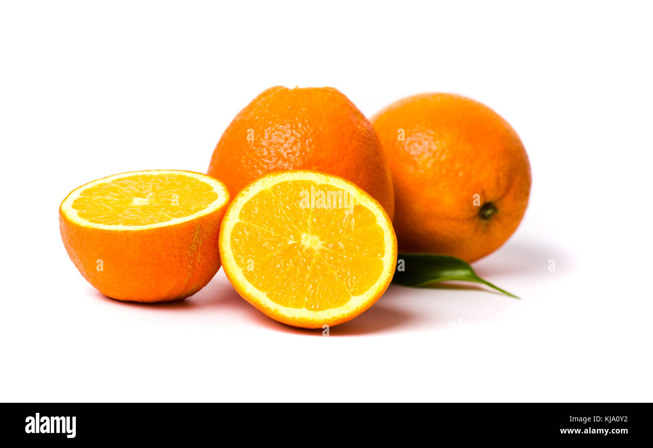 L'orange isolé sur fond blanc. des fruits sains Banque D'Images