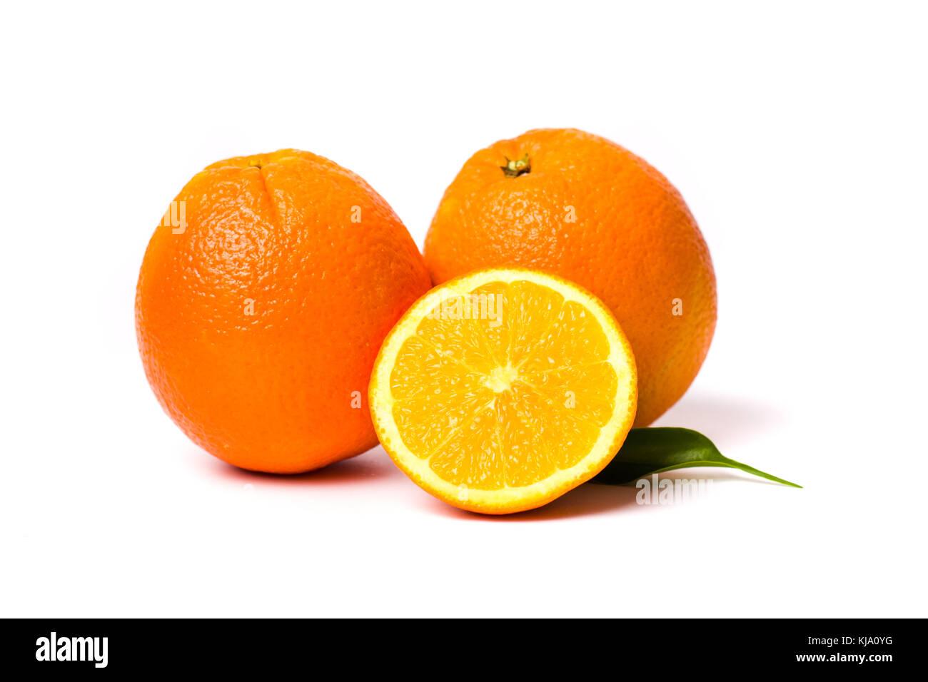 L'orange isolé sur fond blanc. des fruits sains Banque D'Images