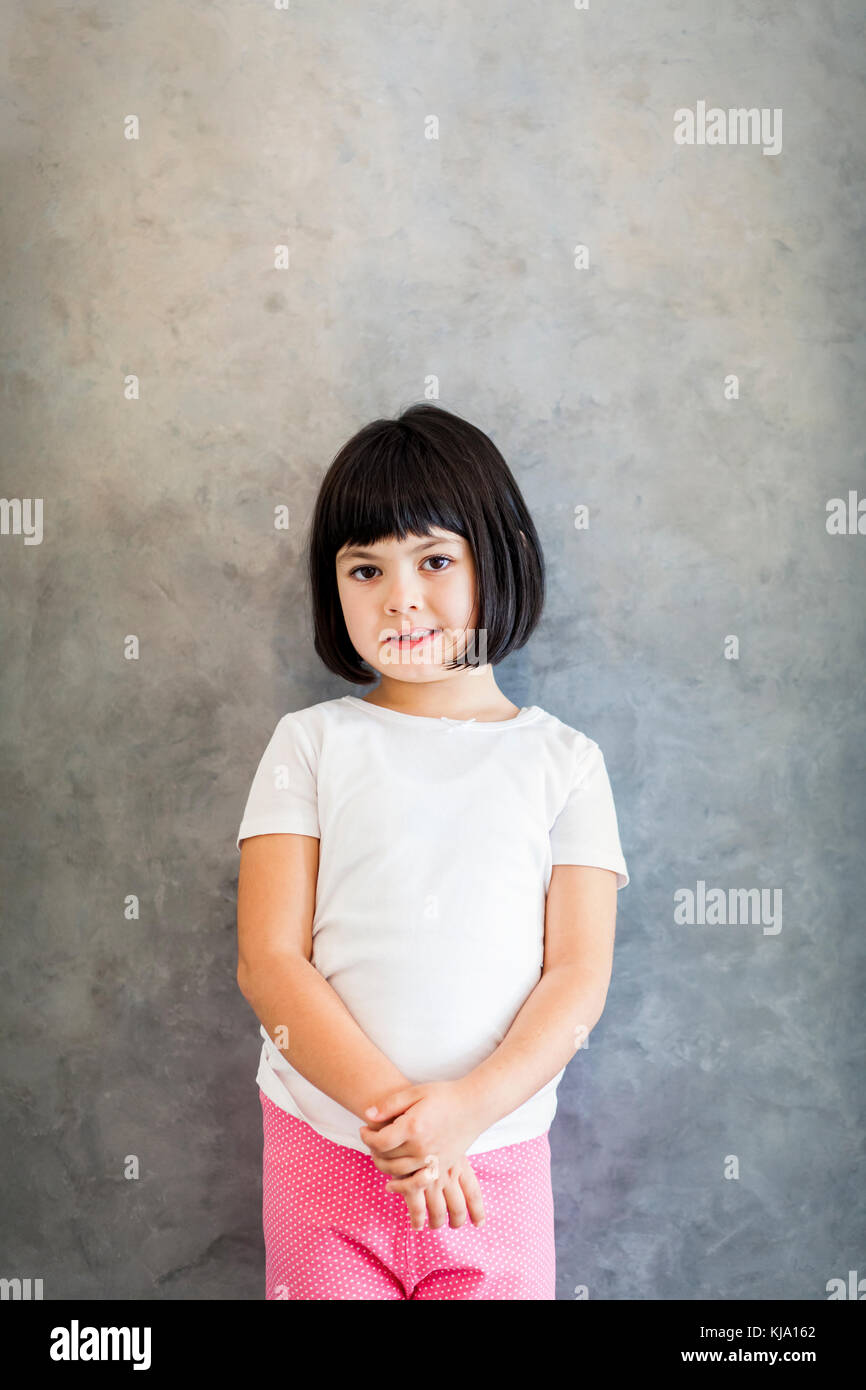 Portrait of cute little girl cheveux noir Banque D'Images