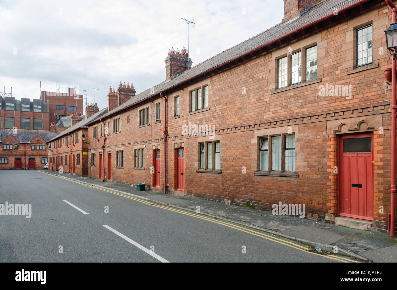 Rangée de brique rouge cottages travailleurs construit par la compagnie d'amélioration en Cottage Chester Place Prieuré, Chester, Royaume-Uni Banque D'Images