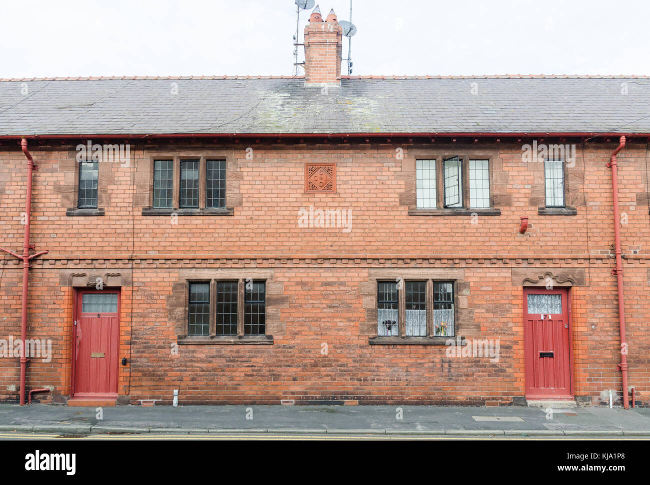 Rangée de brique rouge cottages travailleurs construit par la compagnie d'amélioration en Cottage Chester Place Prieuré, Chester, Royaume-Uni Banque D'Images