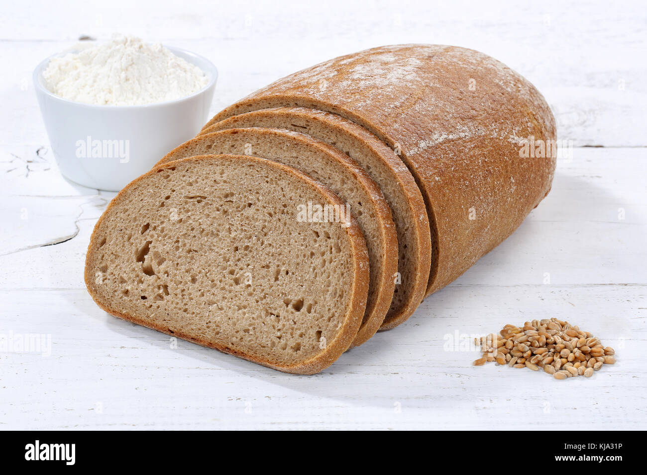 Tranche de pain de blé à pain en tranches tranches sur planche de bois bois Banque D'Images