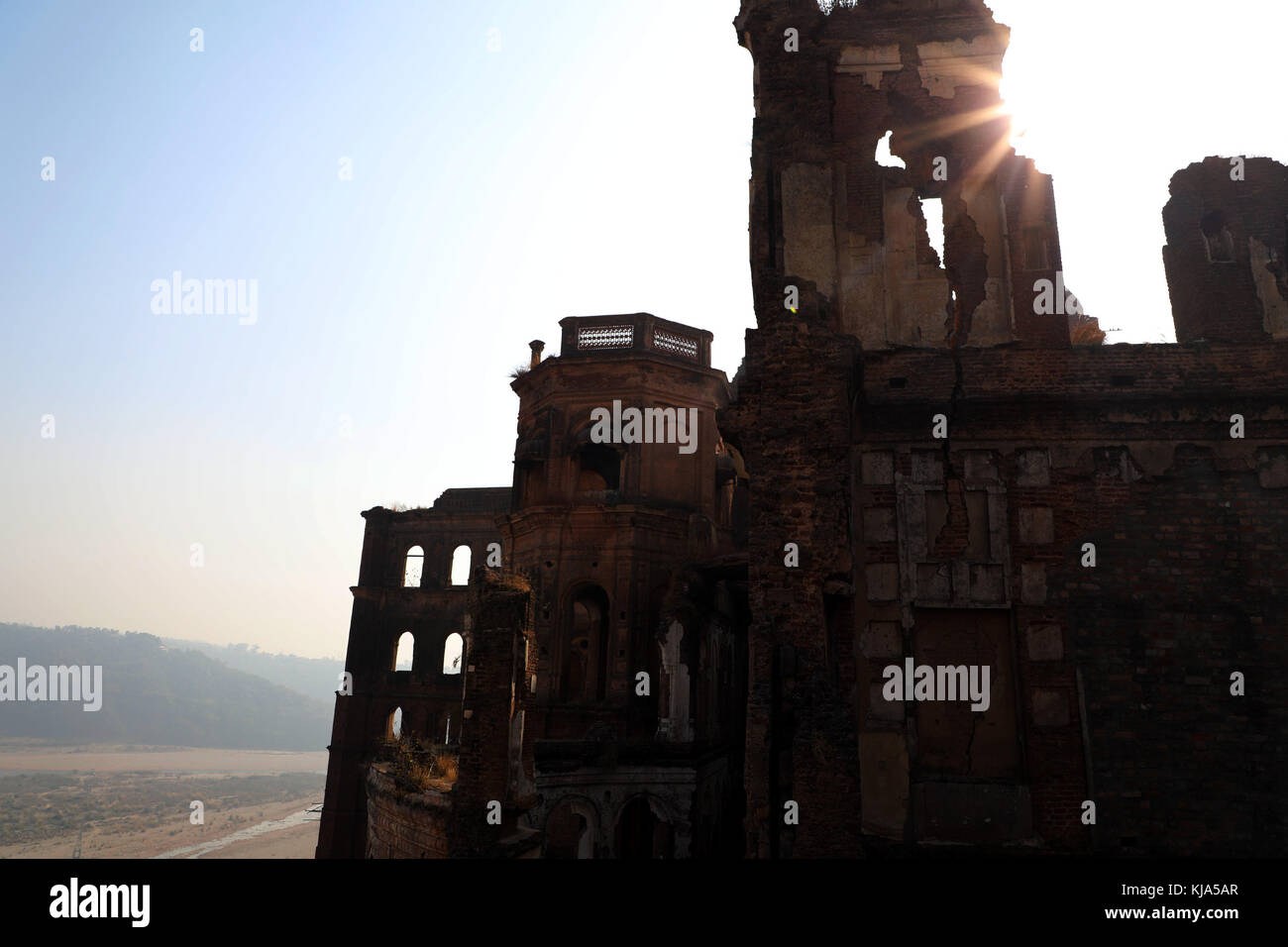 Jammu (Inde). 21 nov, 2017. mubarakh mandi palace est construit plus de 150 ans la propriété royale pour les monarques de l'empire dogra. c'est le premier lieu de l'empire jusqu'en 1925, jusqu'à ce que le Raja Hari Singh déplacé à hari niwas palace situé dans la ville de Jammu. Une partie de ce bâtiment, appelé ged ghar, est dans un état de ruine aujourd'hui, à cause d'un tremblement de terre. D'autres attractions incluent l'hôtel De Rose qui a maintenant été transformé en un musée ayant diverses peintures miniatures et plaqué or un arc et flèche de l'empereur shah Jahan. crédit : shilpa thakur/pacific press/Alamy live news Banque D'Images