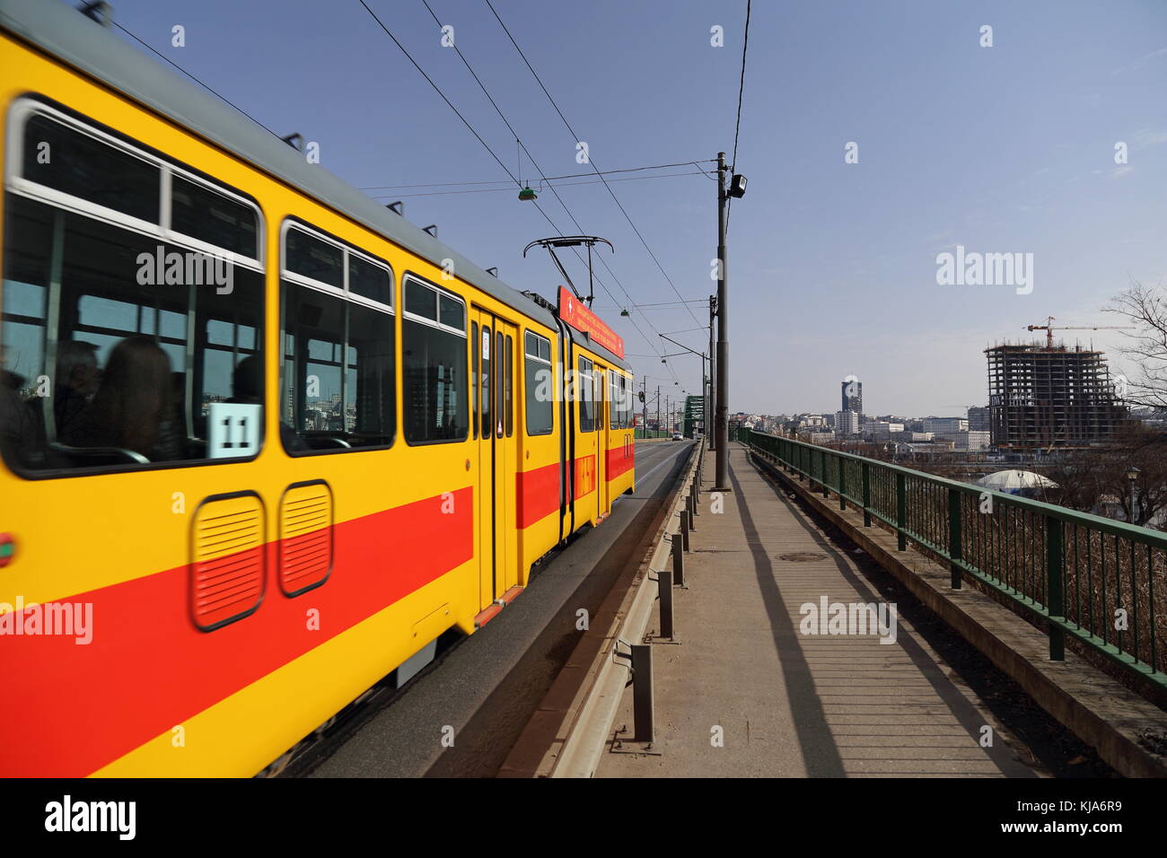 Duwag jaune (Duewag GT6) tram a fait don de Bâle, Suisse, le vieux pont de la Save (tram Pont) à Belgrade , Serbie Banque D'Images