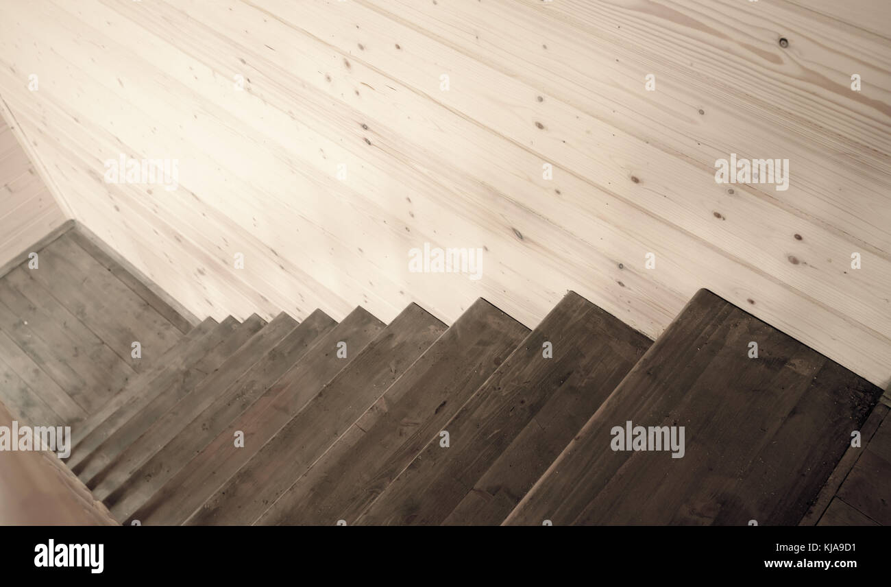 Un escalier intérieur en bois vide. Banque D'Images