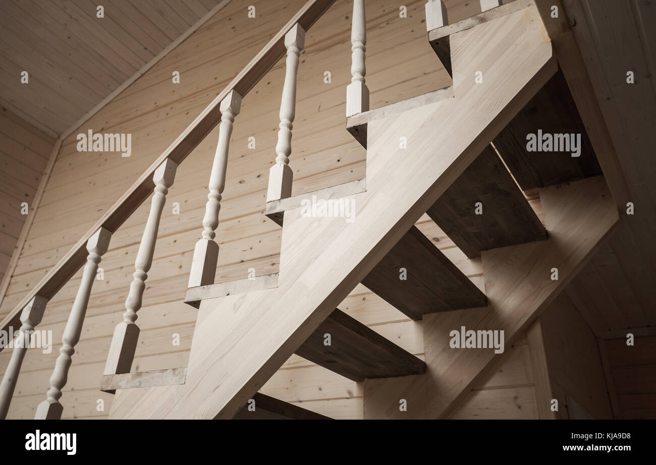 Rampes d'escalier garde-corps en bois d'intérieur de la chambre vide. Banque D'Images
