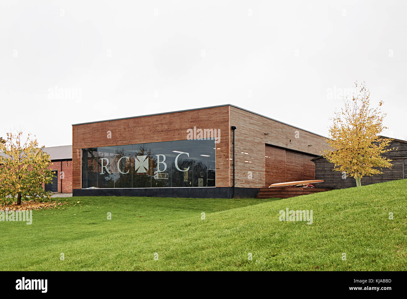 Vue extérieure de la façade avant. Centre d'aviron de Radley, Oxford, Royaume-Uni. Architecte : Mulroy architectes, 2016. Banque D'Images