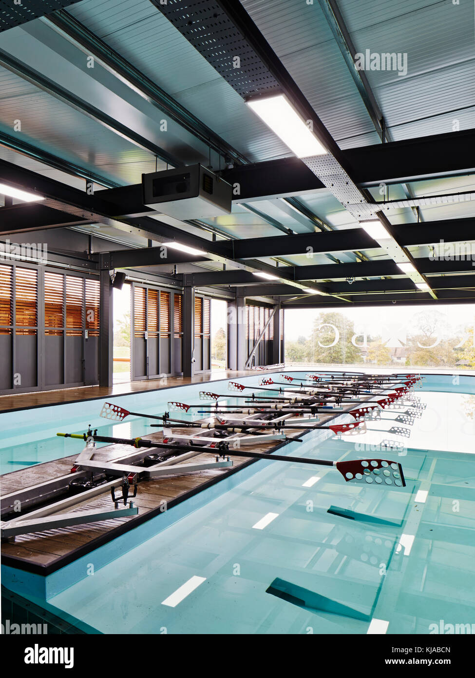 Vue de l'intérieur à la fenêtre vers. Centre d'aviron de Radley, Oxford, Royaume-Uni. Architecte : Mulroy architectes, 2016. Banque D'Images